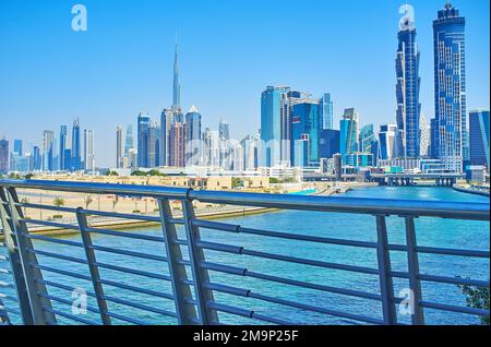 DUBAI, Vereinigte Arabische Emirate - 6. MÄRZ 2020: Berühmte Skyline von Dubai mit Burj Khalifa und Türmen der Business Bay von der Safa-Brücke über den Dubai Water Canal auf Ma Stockfoto