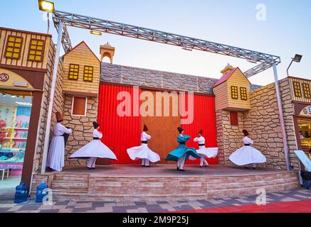 DUBAI, Vereinigte Arabische Emirate - 6. MÄRZ 2020: Der Pavillon der Türkei des Global Village Dubai zieht Besucher mit einer wirbelnden Derwisch-Vorstellung am 6. März in Dubai an Stockfoto