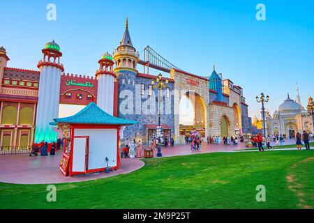 DUBAI, Vereinigte Arabische Emirate - 6. MÄRZ 2020: Global Village Dubai mit einer Reihe von beleuchteten Pavillons verschiedener Länder vor dem Abendhimmel, am 6. März in Dubai Stockfoto