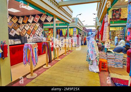 DUBAI, Vereinigte Arabische Emirate - 6. MÄRZ 2020: The narrow alley of Fabric Market, Pakistan Pavilion, Global Village Dubai, am 6. März in Dubai Stockfoto