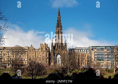 Scott Monument und Princes Street Gardens im Winter. Stockfoto