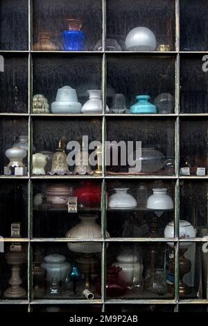 Ausstellung antiker Leuchten im Fenster von Mr Purves Lamp Emporium, St Stephen Street, Edinburgh. Stockfoto