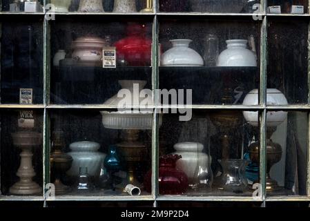 Ausstellung antiker Leuchten im Fenster von Mr Purves Lamp Emporium, St Stephen Street, Edinburgh. Stockfoto