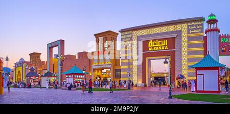 DUBAI, Vereinigte Arabische Emirate - 6. MÄRZ 2020: Heller Abendhimmel über beleuchteten Pavillons des Global Village Dubai, am 6. März in Dubai Stockfoto