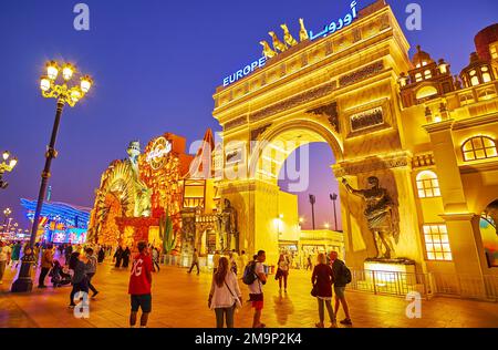 DUBAI, Vereinigte Arabische Emirate - 6. MÄRZ 2020: Das Skulpturentor des Europapavillons im Global Village Dubai vor dem Dämmerhimmel, am 6. März in Dubai Stockfoto