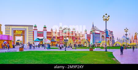 DUBAI, Vereinigte Arabische Emirate - 6. MÄRZ 2020: Panorama mit Fassaden der Pavillons der Vereinigten Arabischen Emirate, Pakistans und der Türkei im Global Village Dubai in der Abenddämmerung, am 6. März in Dubai Stockfoto