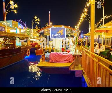 DUBAI, Vereinigte Arabische Emirate - 6. MÄRZ 2020: Die Boote des schwimmenden Marktes auf dem engen Kanal des Global Village Dubai, am 6. März in Dubai Stockfoto