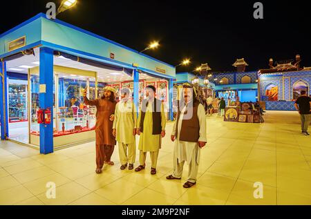 DUBAI, Vereinigte Arabische Emirate - 6. MÄRZ 2020: Eine Gruppe afghanischer Männer in traditioneller Kleidung im Afghanistan Pavilion des Global Village Dubai, am 6. März in Dubai Stockfoto