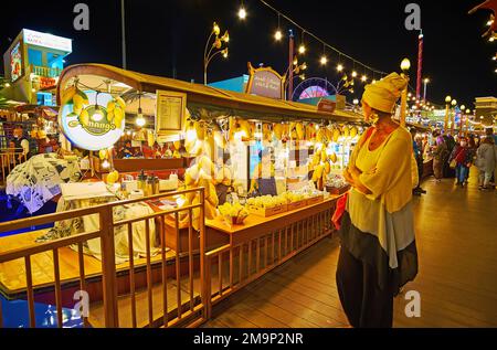 DUBAI, VAE - 6. MÄRZ 2020: Die Boote des schwimmenden thailändischen Marktes mit traditionellen asiatischen Speisen und Getränken, Global Village Dubai, am 6. März in Dubai Stockfoto