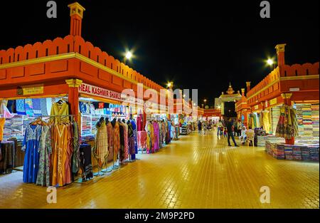 DUBAI, VAE - 6. MÄRZ 2020: The Shops of Textile Market im India Pavilion of Global Village Dubai, am 6. März in Dubai Stockfoto