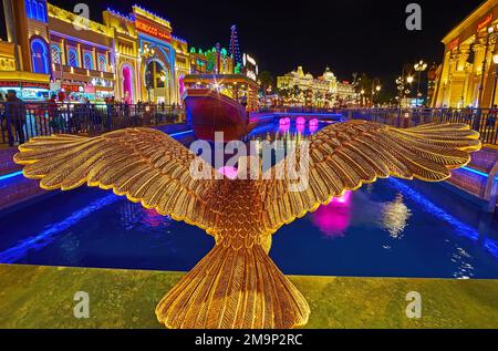 DUBAI, Vereinigte Arabische Emirate - 6. MÄRZ 2020: Die Skulptur des fliegenden Goldadlers auf der Brücke über den Kanal des Global Village Dubai, am 6. März in Dubai Stockfoto