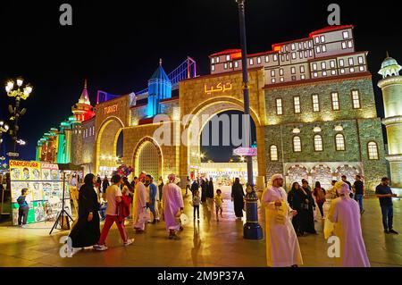 DUBAI, Vereinigte Arabische Emirate - 6. MÄRZ 2020: Abendspaziergang im Global Village Dubai mit beleuchtetem Tor des Türkei Pavilion, am 6. März in Dubai Stockfoto