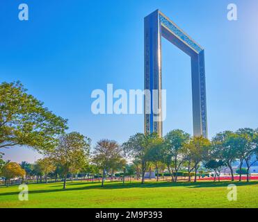 DUBAI, Vereinigte Arabische Emirate - 6. MÄRZ 2020: Futuristischer Dubai Frame aus Glas, dekoriert mit Aluminiummustern, vom grünen Zabeel Park gesehen, am 6. März in Dubai Stockfoto