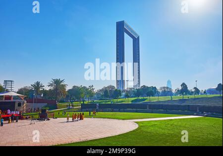 DUBAI, Vereinigte Arabische Emirate - 6. MÄRZ 2020: Zabeel Park Grounds mit Parktheaterbühne und Dubai Frame im Hintergrund, am 6. März in Dubai Stockfoto