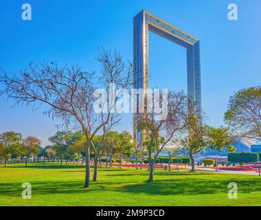 DUBAI, Vereinigte Arabische Emirate - 6. MÄRZ 2020: Eleganter Dubai Frame, hinter den üppigen Bäumen des Zabeel Park, am 6. März in Dubai Stockfoto
