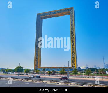 DUBAI, Vereinigte Arabische Emirate - 6. MÄRZ 2020: The futuristic Dubai Frame with Golden patterns behind the Sheikh Rashid Road, am 6. März in Dubai Stockfoto