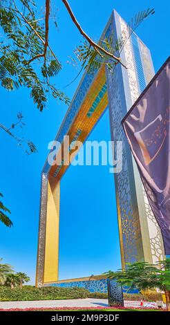 DUBAI, Vereinigte Arabische Emirate - 6. MÄRZ 2020: Die Fassade von Dubai Frame mit üppigem Grün und farbigen Blumenbeeten im Vordergrund, am 6. März in Dubai Stockfoto