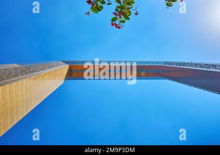 DUBAI, Vereinigte Arabische Emirate - 6. MÄRZ 2020: Das goldene Dekor von Dubai Frame vor dem hellblauen Himmel, am 6. März in Dubai Stockfoto