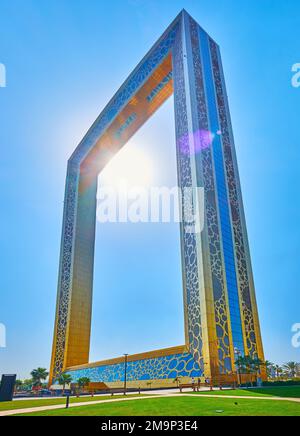 DUBAI, Vereinigte Arabische Emirate - 6. MÄRZ 2020: Die Fassade von Dubai Frame mit heller Sonne und blauem Himmel im Hintergrund, am 6. März in Dubai Stockfoto