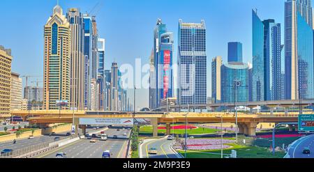 DUBAI, Vereinigte Arabische Emirate - 6. MÄRZ 2020: Panorama mit der Sheikh Zayed Road und den Gebäuden der Central Park Towers, Emirates Financial Towers, Dusit Thani Dubai, Carlto Stockfoto