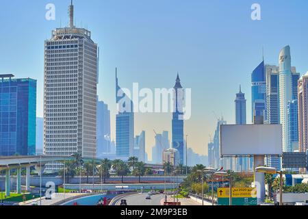 DUBAI, Vereinigte Arabische Emirate - 6. MÄRZ 2020: Stadtbild des Viertels Jumeirah mit Dubai World Trade Centre Tower, Jumeirah Emirates Tower, Capricorn Tower, Park Pla Stockfoto