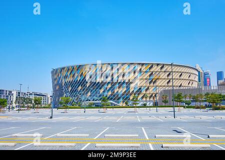 DUBAI, Vereinigte Arabische Emirate - 6. MÄRZ 2020: Coca-Cola Arena-Gebäude mit Glas und farbigen Paneelen, das geoetrische Muster auf der Außenseite erzeugt, am 6. März in Dubai Stockfoto