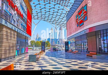 DUBAI, Vereinigte Arabische Emirate - 6. MÄRZ 2020: Die Einkaufszone City Walk bietet eine komfortable Fußgängerzone im Freien, zahlreiche Geschäfte und Boutiquen und verschiedene Restaurants Stockfoto