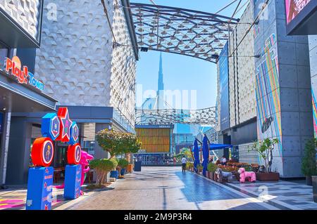 DUBAI, Vereinigte Arabische Emirate - 6. MÄRZ 2020: Fußgängerzone des Einkaufszentrums City Walk mit der Silhouette des Burj Khalifa im Hintergrund, am 6. März in Dubai Stockfoto