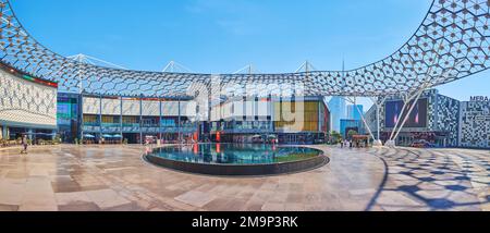 DUBAI, Vereinigte Arabische Emirate - 6. MÄRZ 2020: Panorma of City Walk Shopping Centre mit Brunnen und futuristischer Markise, die den Schatten bietet, am 6. März in Dubai Stockfoto