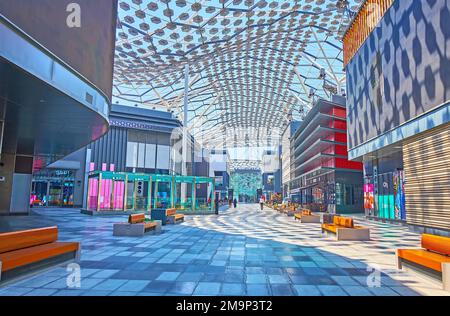 DUBAI, Vereinigte Arabische Emirate - 6. MÄRZ 2020: Die Gasse des modernen City Walk Shopping Zone, gesäumt mit Holzbänken und Boutiquen, am 6. März in Dubai Stockfoto