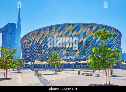 DUBAI, Vereinigte Arabische Emirate - 6. MÄRZ 2020: Die futuristische Coca-Cola Arena und das berühmte Burj Khalifa und Address Sky View Gebäude im Hintergrund, am 6. März in Dubai Stockfoto