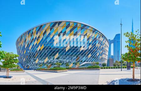 DUBAI, Vereinigte Arabische Emirate - 6. MÄRZ 2020: Panoramablick auf die moderne Coca-Cola Arena, umgeben von Grün, topischen Büschen und üppigen Bäumen, am 6. März in Dubai Stockfoto