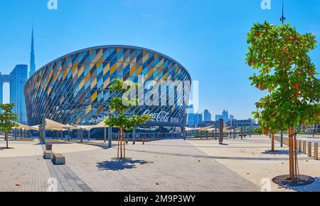 DUBAI, Vereinigte Arabische Emirate - 6. MÄRZ 2020: Die gemütliche Fußgängerzone rund um die Coca-Cola Arena, im Stadtteil City Walk, am 6. März in Dubai Stockfoto