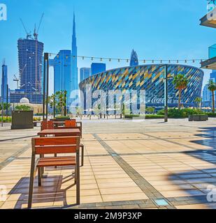 DUBAI, Vereinigte Arabische Emirate - 6. MÄRZ 2020: Die Terrasse des Cafés im Freien mit Coca-Cola Arena, Burj Khalifa, Address Sky View und Al Wasl Tower wird gerade gebaut Stockfoto