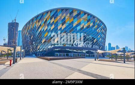 DUBAI, Vereinigte Arabische Emirate - 6. MÄRZ 2020: Panoramablick auf die Fassade der Coca-Cola Arena mit wunderschönen geometrischen Mustern von Spiegeltafeln, am 6. März in Dubai Stockfoto