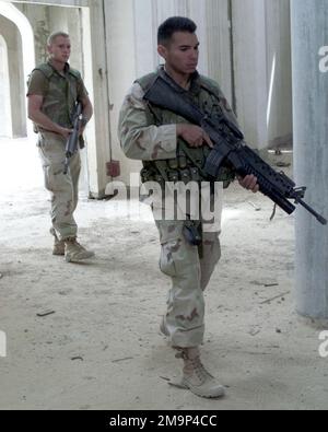 Sergeant (SGT) des US Marine Corps (USMC) Saul Cardenas, Right, ein Infanterie-Riflemen, dem 1. Geheimdienstbataillon (IB), DEM 1. Marine Expeditionary Force (MEF) und Korporal (CPL) Brian Lipp, einem MEF-Funkbetreiber (RO), angeschlossen, späht eine ehemalige Militärbasis in der Nähe von Three Rivers, Irak, zur Unterstützung der Operation IRAQI FREEDOM. Betreff Operation/Serie: IRAQI FREEDOM Country: Iraq (IRQ) Stockfoto