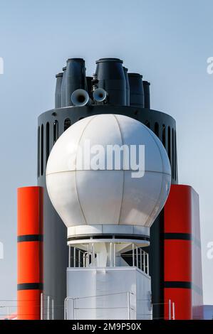 Grafische Detailansicht des Trichters von Cunards Kreuzfahrtschiff Queen Victoria. Stockfoto