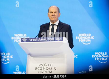 Davos, Schweiz. 18. Januar 2023. Bundeskanzler Olaf Scholz schaut zu, bevor er anlässlich der Jahrestagung des Weltwirtschaftsforums (WEF) am 18. Januar 2023 in Davos eine Rede im Kongresszentrum hält. Foto von World Economic Forum/Sikarin Fon Thanachaiary/UPI Credit: UPI/Alamy Live News Stockfoto