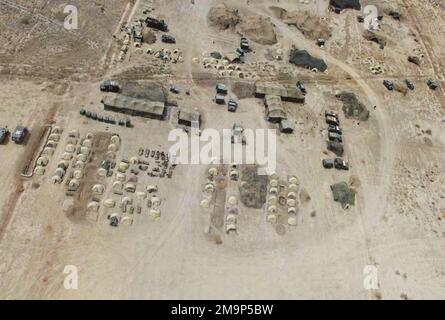 Luftaufnahme von Camp Fenway, betrieben von Marines des US Marine Corps (USMC), die der 24. Marine Expeditionary Unit (MEU), Special Operations Capable (SOC), im Südirak während der Operation IRAQI FREEDOM zugeteilt wurden. Operation/Serie: IRAKISCHE FREIHEITSBASIS: Camp Fenway Staat: DHI Qar Land: Irak (IRQ) Stockfoto