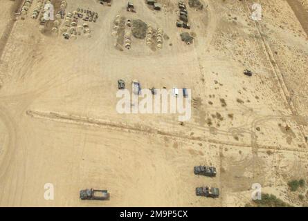 Luftaufnahme von Camp Fenway, betrieben von Marines des US Marine Corps (USMC), die der 24. Marine Expeditionary Unit (MEU), Special Operations Capable (SOC), im Südirak während der Operation IRAQI FREEDOM zugeteilt wurden. Operation/Serie: IRAKISCHE FREIHEITSBASIS: Camp Fenway Staat: DHI Qar Land: Irak (IRQ) Stockfoto