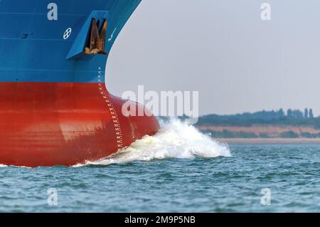 Detailansicht des Bulbus eines Schiffes, der durch das Wasser schneidet. Stockfoto