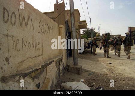 Marines von Golf Company, Battalion Landing Team (BLT), 2. Bataillon, 2. Marines, 24. Marine Expeditionary Unit (Special Operations Capable) (MEU SOC) patrouillieren während der Operation IRAQI FREEDOM die Straßen von Qalat Sukar. Operation/Serie: IRAKISCHE FREIHEITSBASIS: Qalat Sukar Staat: DHI Qar Land: Irak (IRQ) Stockfoto