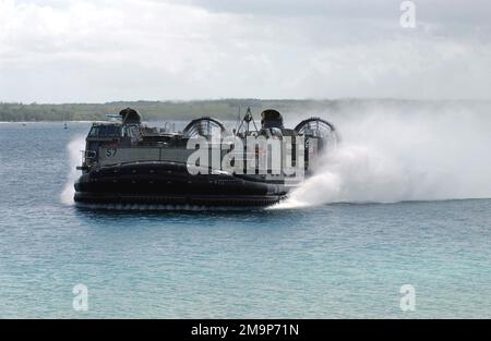 Ein Air Cushed (LCAC)-Landungsschiff der US Navy (USN) fährt in Richtung des Anlegepunkts am Inner Apra Harbor, Guam. Die LCAC ist zusammen mit ihrem Hilfsschiff hier, um an der Übung TANDEM-SCHUB 2003 teilzunehmen. Basis: US-Marinestreitkräfte, Marianen Staat: Guam (GU) Land: Nördliche Marianen (MNP) Stockfoto