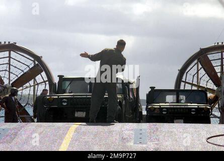 Mitglieder des Landing Craft, Air Cushioned (LCAC) 57 entladen ein M998 High-Mobility Multipurpose Wheeled Vehicle (HMMWV) im Inner Apra Harbor, Guam, um den TANDEM-SCHUB 2003 zu unterstützen. Betreff Betrieb/Serie: TANDEMSCHUB 2003 Basis: Innerer Hafen von Apra Bundesstaat: Guam (GU) Land: Vereinigte Staaten von Amerika (USA) Stockfoto