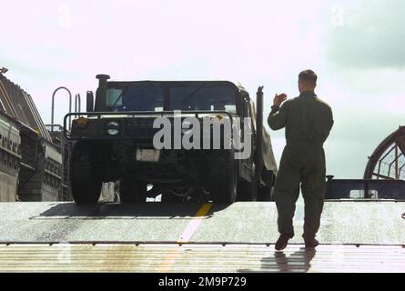 Mitglieder des Landing Craft, Air Cushioned (LCAC) 57 entladen ein M998 High-Mobility Multipurpose Wheeled Vehicle (HMMWV) im Inner Apra Harbor, Guam, um den TANDEM-SCHUB 2003 zu unterstützen. Betreff Betrieb/Serie: TANDEMSCHUB 2003 Basis: Innerer Hafen von Apra Bundesstaat: Guam (GU) Land: Vereinigte Staaten von Amerika (USA) Stockfoto