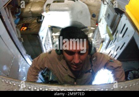 Captain der US-Luftwaffe (USAF) Martin Salinas, Electronic Warfare Officer (EWO), 40. Geschwader der Expeditionsbombe, bleibt kriegsfähig, indem er zwanzig Liegestütze durchführt, als er die B-52 Stratofestung betrat, bevor er eine enge Luftstützungsmission zur Unterstützung der Bodentruppen in Afghanistan während der Operation DAUERHAFTE FREIHEIT durchführte. Land: Unbekannt Stockfoto