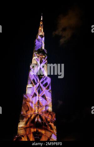 Ein vertikaler, niedriger Winkel des beleuchteten Burj Khalifa-Gebäudes gegen den Himmel in Dubai bei Nacht Stockfoto