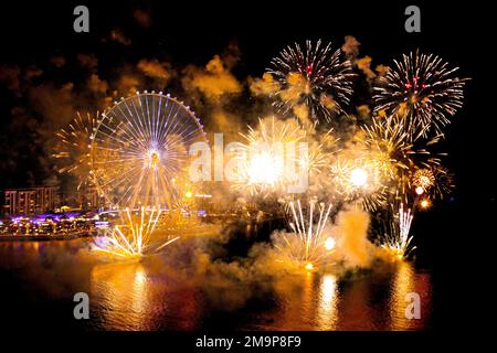 Ein atemberaubender Blick auf das Feuerwerk in der Nähe des Riesenrads von Dubai auf Bluewaters Island bei Nacht Stockfoto