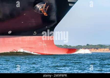 Detailansicht des Bulbus eines Schiffes, der durch das Wasser schneidet. Stockfoto