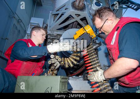 220520-N-DN159-1067 MITTELMEER (20. Mai 2022) Fire Controlman 3. Class John Carter, from Virginia Beach, Virginia, Left, and Fire Controlman 2. Class Jacob Other, from Little Rock, Arkansas, entladen Patronen aus einem nahegelegenen Waffensystem an Bord des Flugzeugträgers USS Harry S. Truman der Nimitz-Klasse (CVN 75), 20. Mai 2022. Die Harry S. Truman Carrier Strike Group befindet sich in einem geplanten Einsatz in den USA Marinestreitkräfte Europa Einsatzgebiet, angestellt von den USA Sechste Flotte, die die Interessen der USA, Allied und Partner verteidigt. Stockfoto